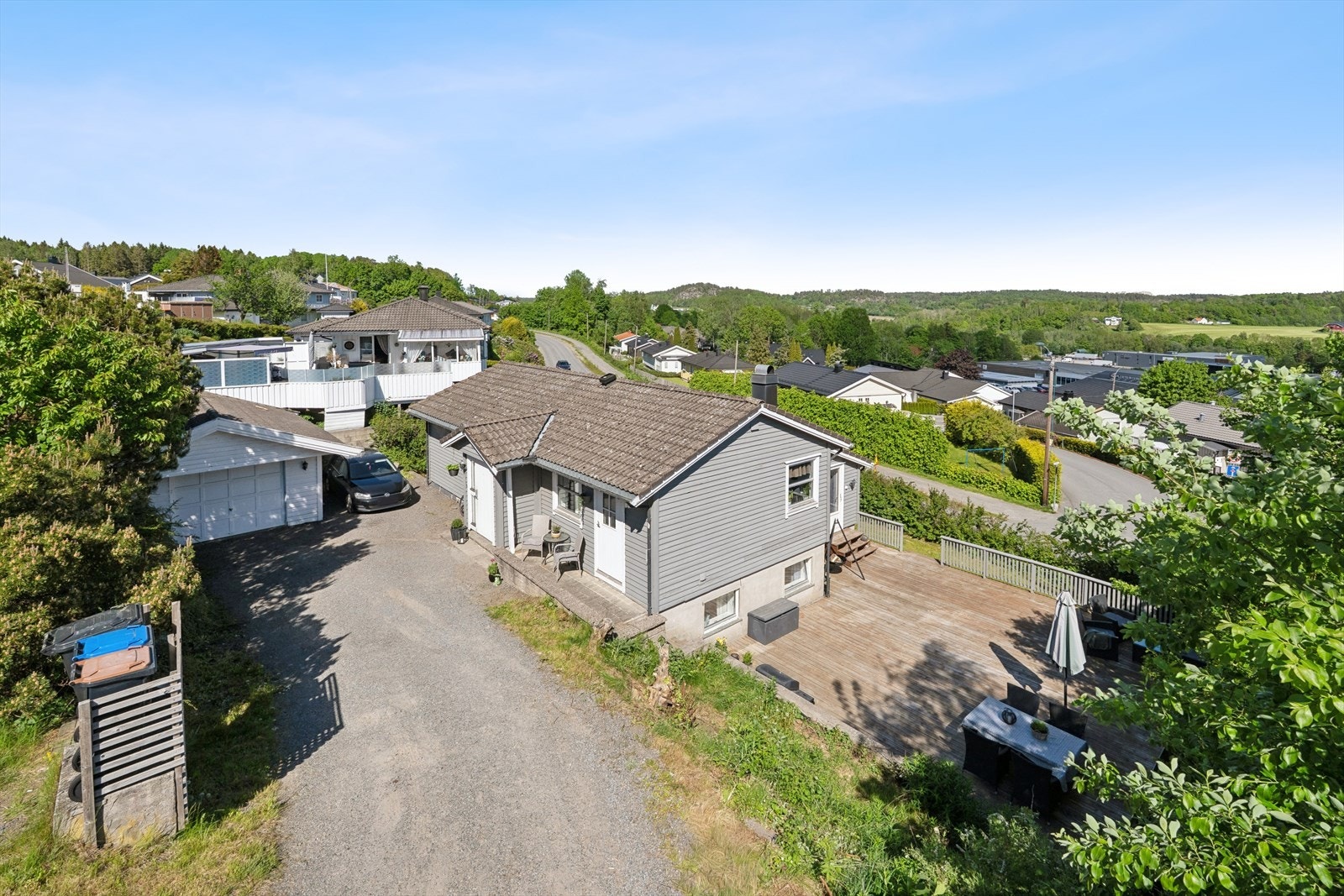 Stor gruset gårdsplass med garasje. Galleribilde