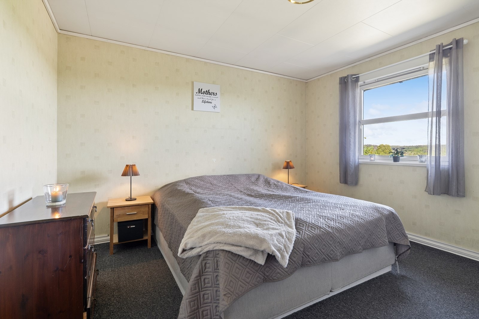 Hovedsoverommet ligger i 1 etasje. Her har du innebygde skap. Galleribilde