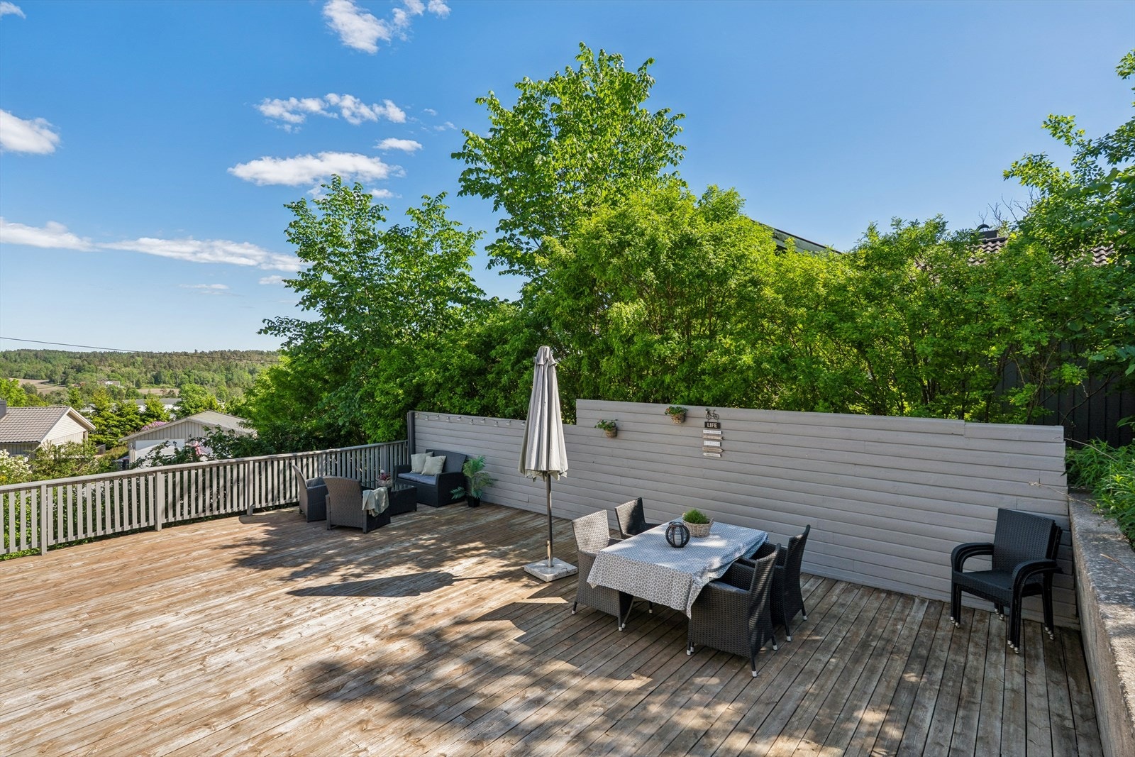 Her får du en stor terrasse på 81 kvm som inviterer til både morgenkaffe og lange sommerkvelder. Galleribilde