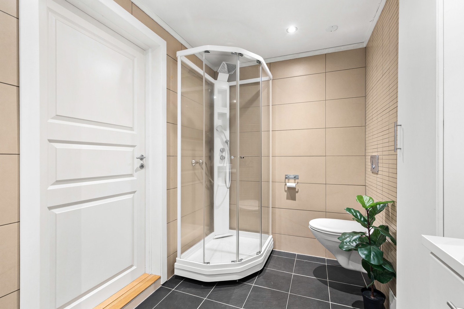 Badet har gulvvarme, downlights i himling og dusjkabinett Galleribilde
