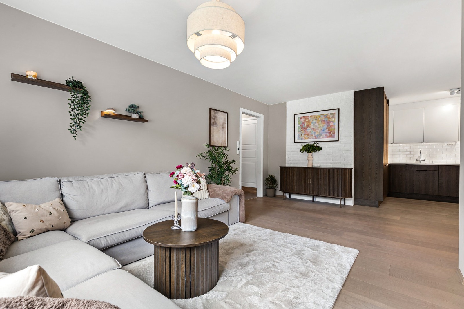 Rommet har fin plass til å innrede i ulike soner med både sofa, tv-møblement og spisebord Galleribilde
