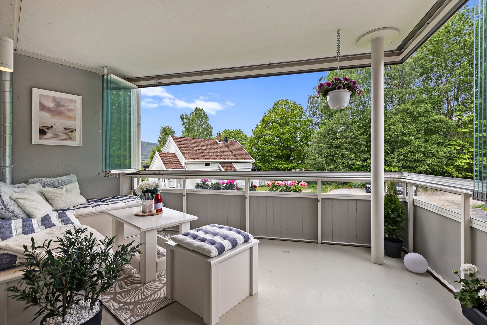 Dette er en moderne, tiltalende og innflytningsklar 4-roms andelsleilighet med innglasset balkong og garasjeplass Galleribilde