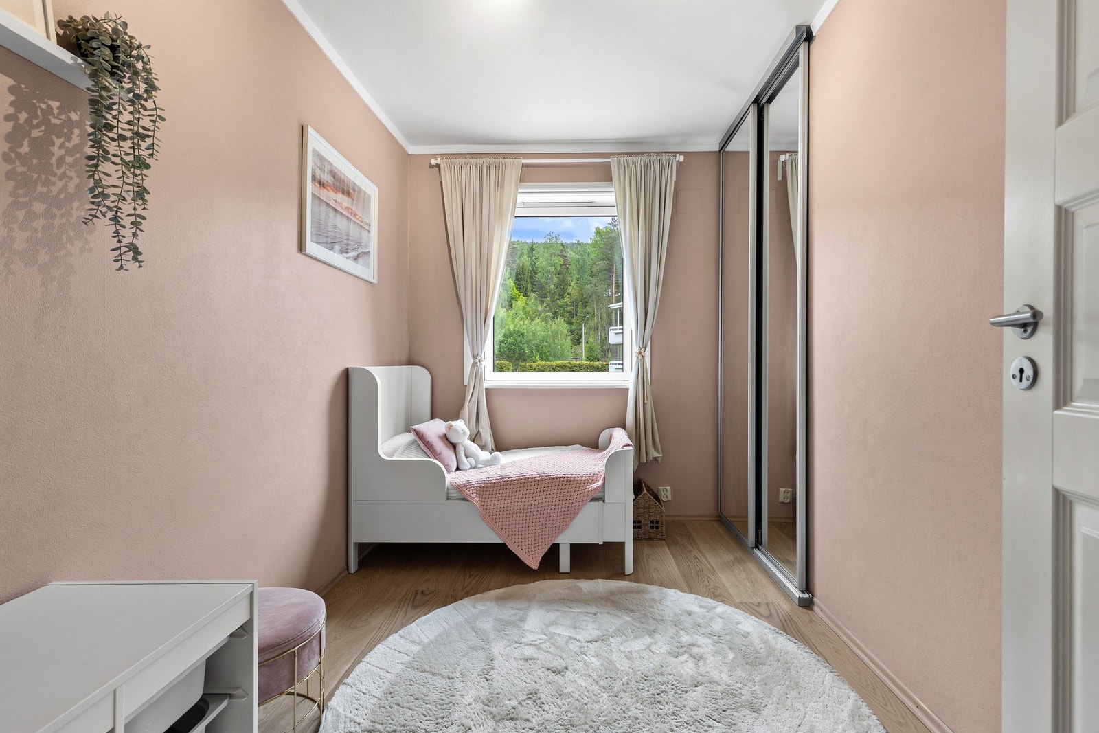 På soverom 2 er det montert skyvedørsgarderobe med speilfronter Galleribilde