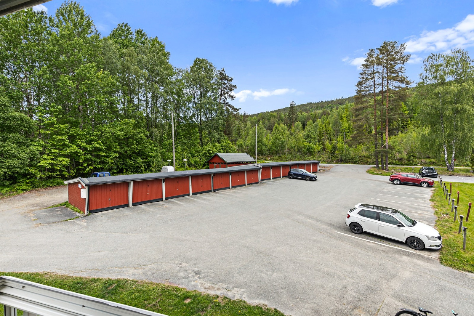 Det medfølger én p-plass i felles garasjerekke. Plass nr. 4 Galleribilde
