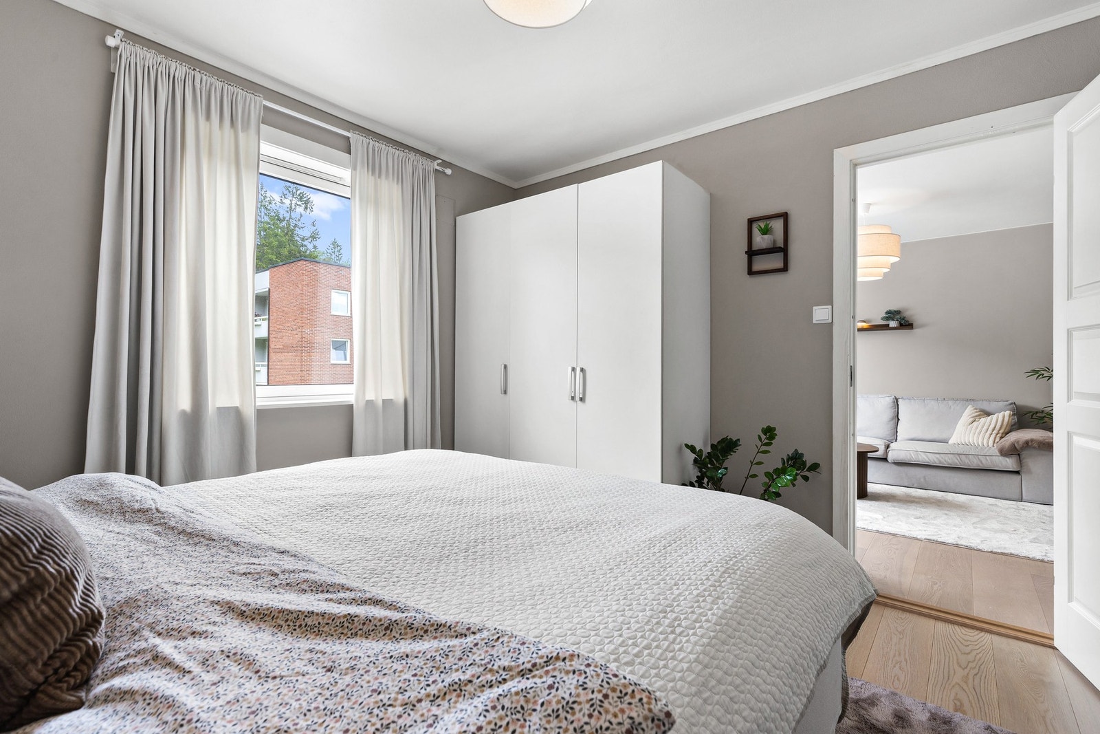 Hovedsoverommet har fin plass til dobbeltseng, nattbord og garderobeskap Galleribilde