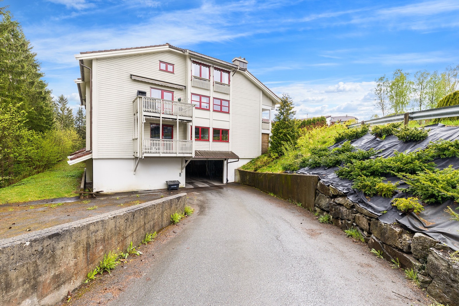Innkjørsel til garasje Galleribilde