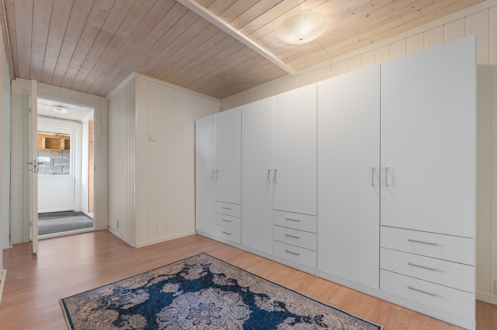 I mellomgangen og inn mot vaskerommet er det også laget til godt med oppbevaring. Det er også en grovinngang i kjelleren. Galleribilde