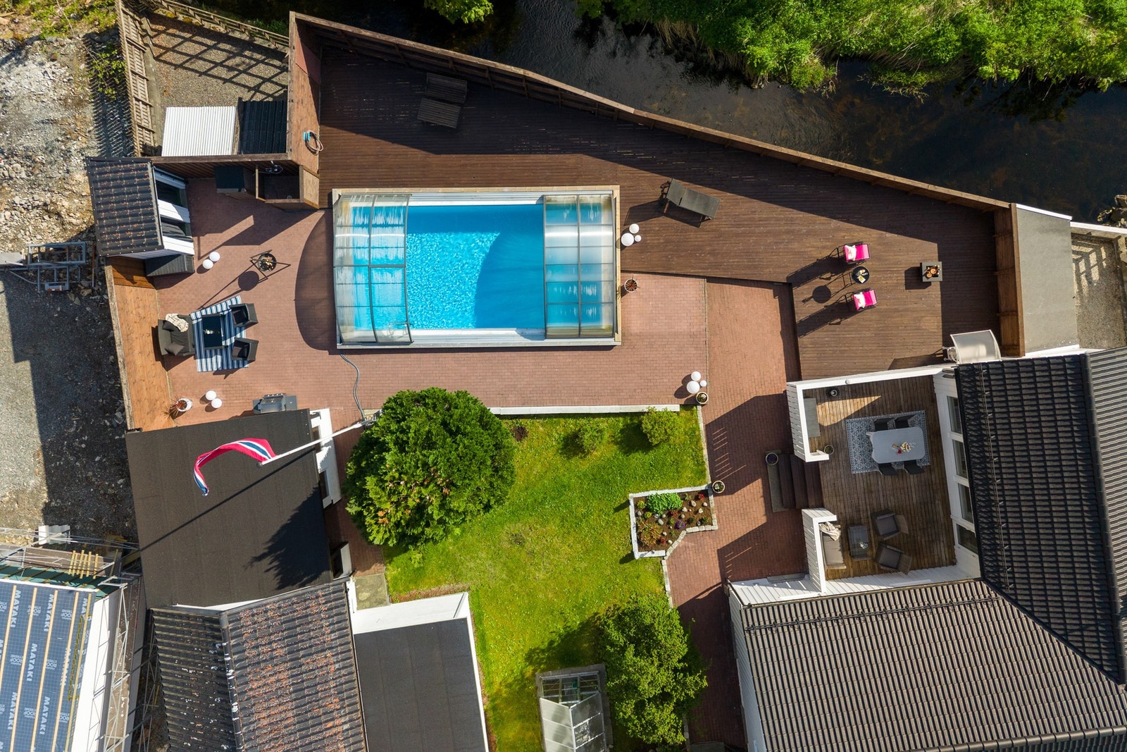 Boligen har et stort flott basseng som er helt perfekt på sommerstid. Galleribilde