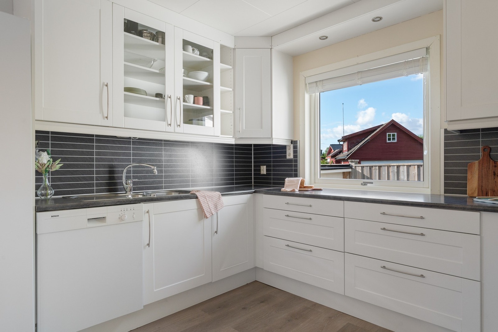 Kjøkkenet har også et vindu som er veldig kjekt å ha på kjøkkenet. Galleribilde