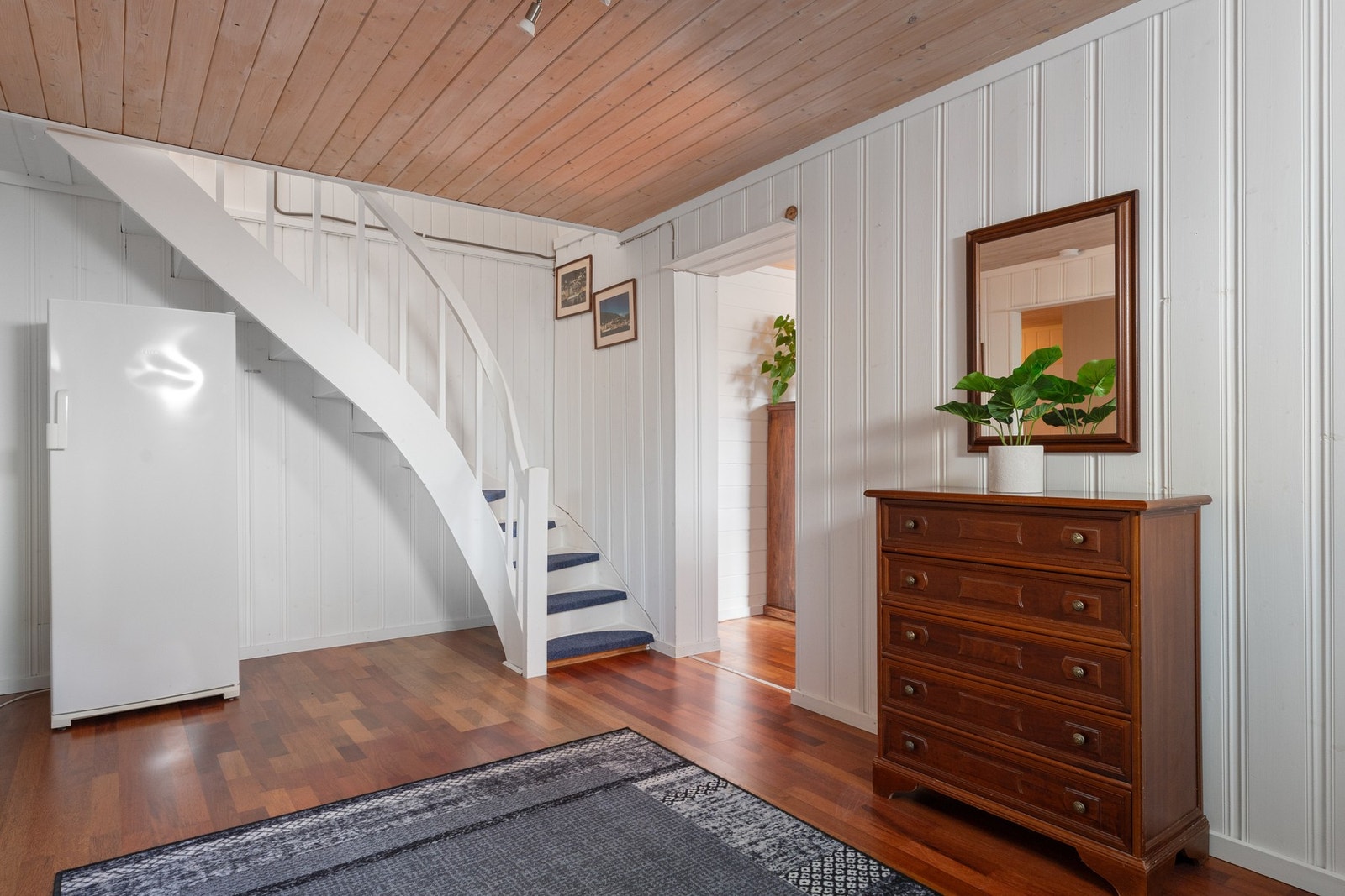 Beveger vi oss ned i under etasjen finner vi flere store gode rom. Galleribilde