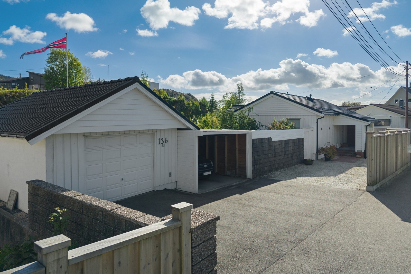 Boligen har både garasje og carport. Galleribilde