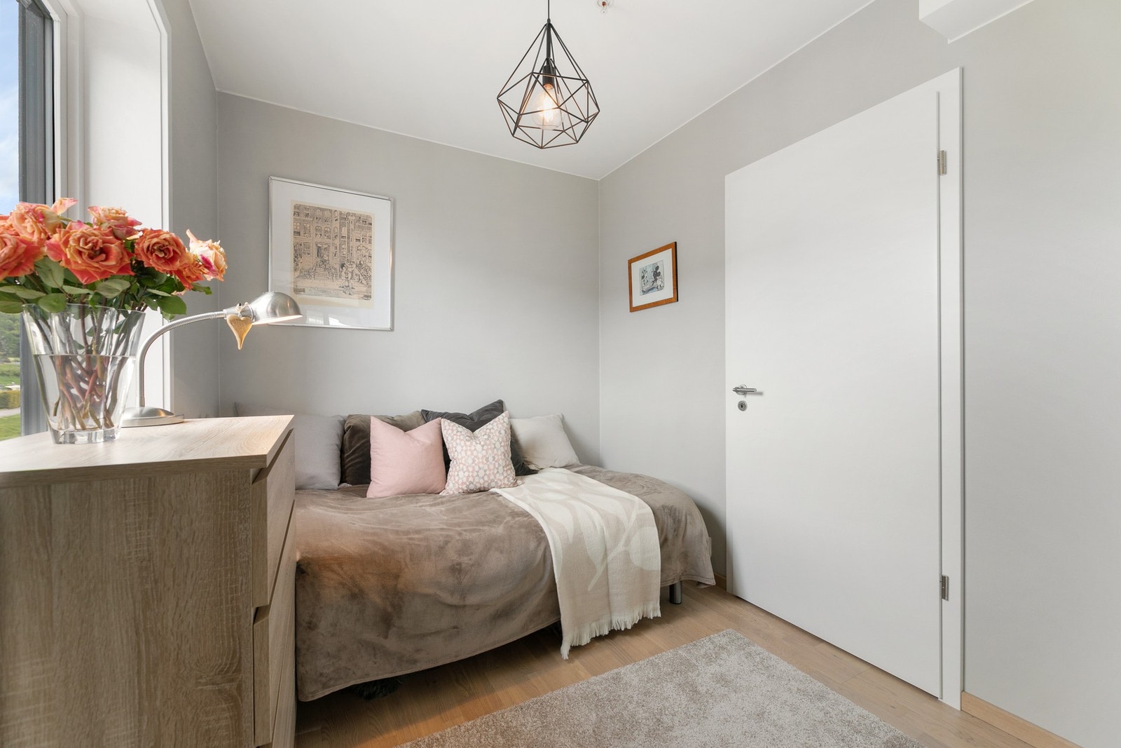 Soverom 2 - lyst og luftig med god plass til enkeltseng, skrivebord, kommode og garderobeløsning. Rommet kan også fint fungere som kontor/gjesterom Galleribilde