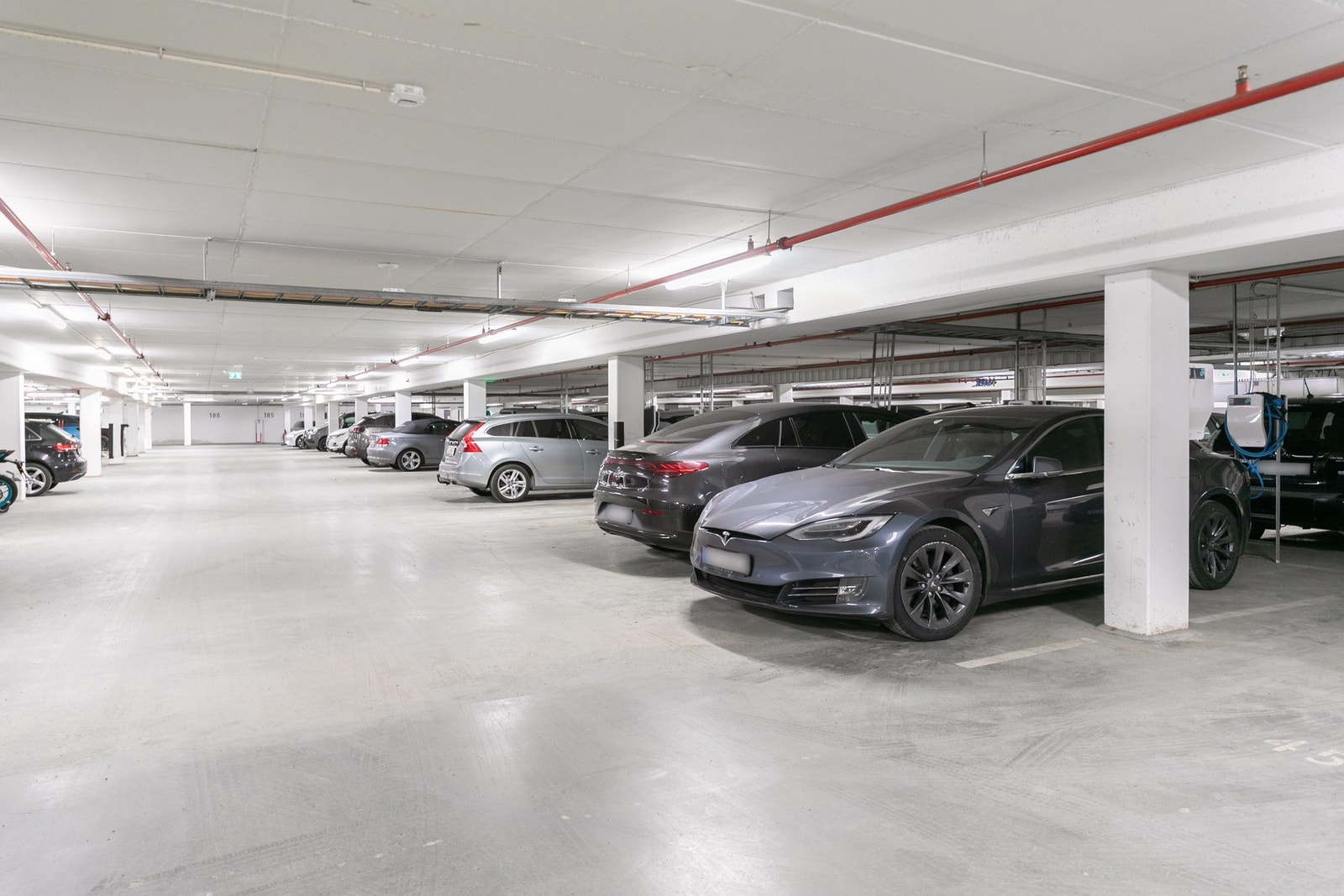 Med leiligheten følger det 1 stk. fast parkeringsplass i kjeller. Elbillader medfølger plassen Galleribilde