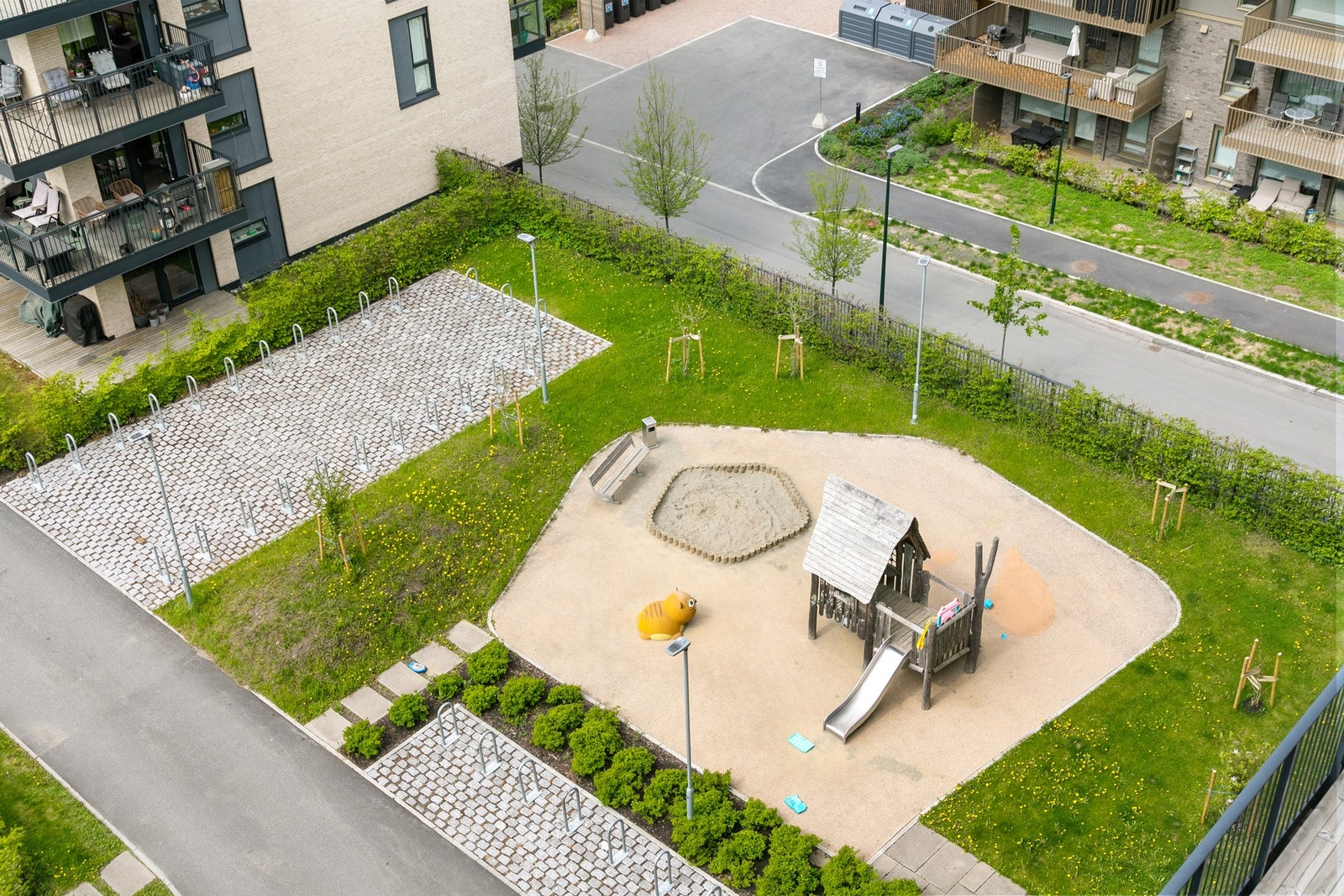 Lekeplass og sykkelparkering i fellesarealet Galleribilde