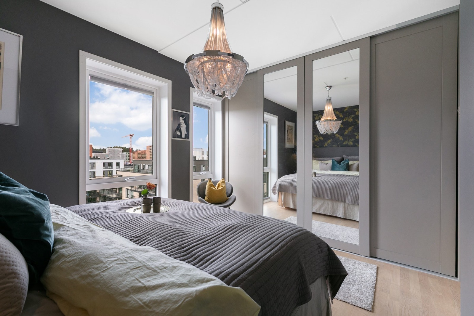 På soverom 1 er det montert en romslig skyvedørsgarderobe Galleribilde