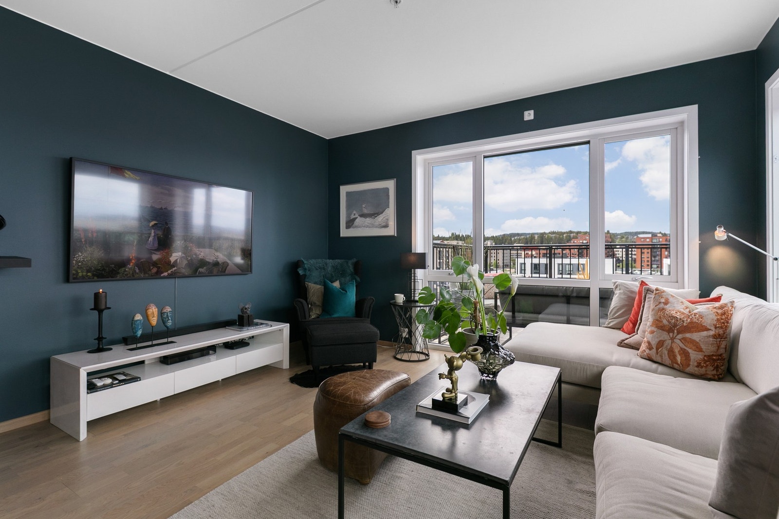 I stuen er det god plass til sofagruppe, stuebord, tv-møbel, m.m. Galleribilde