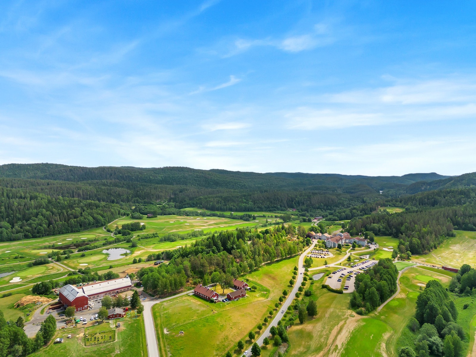 Kort kjørevei til Losby gods med 18-hulls golfbane og driving range. Her finner man også ærverdige Losby gods og besøksgården Galleribilde