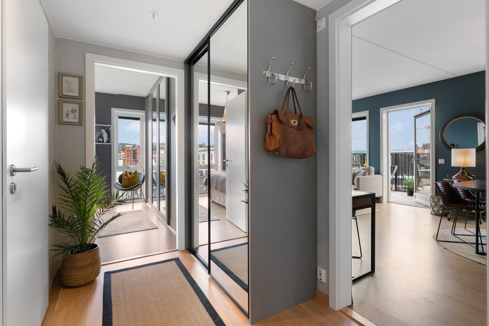Lys entré/gang med praktisk skyvedørsgarderobe som har god plass til yttertøy og sko Galleribilde