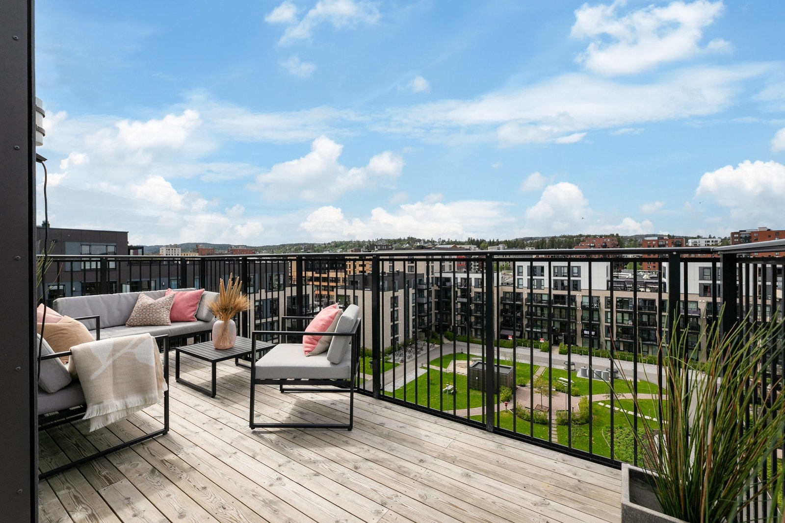 På balkongen er det god plass til sittegrupper, krukker med planter/ plantekasser og grill Galleribilde