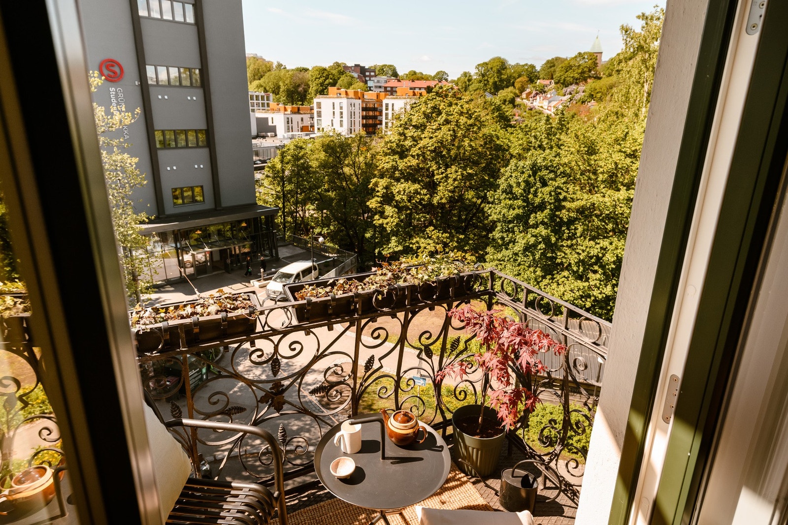 Balkongen har plass til en liten sittegruppe, og fantastisk utsikt mot rolige omgivelser. Galleribilde