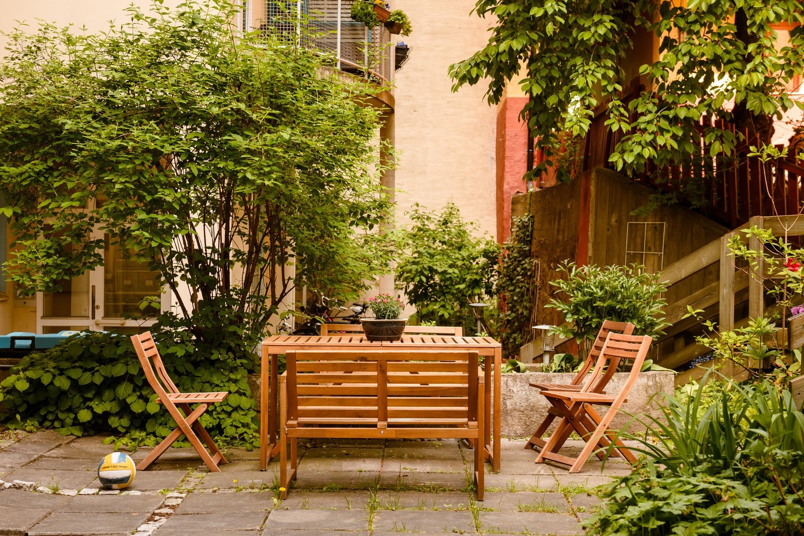 Sameiet har en skjermet og hyggelig bakgård med sittegrupper og beplantning. Galleribilde