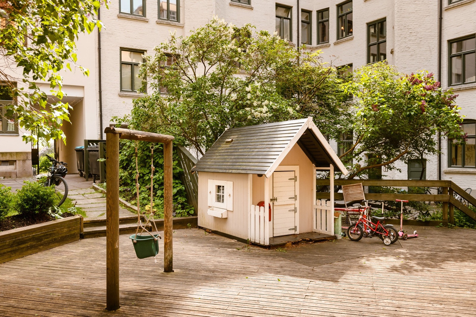 Her bor du i et barnevennlig og etablert bomiljø. Galleribilde