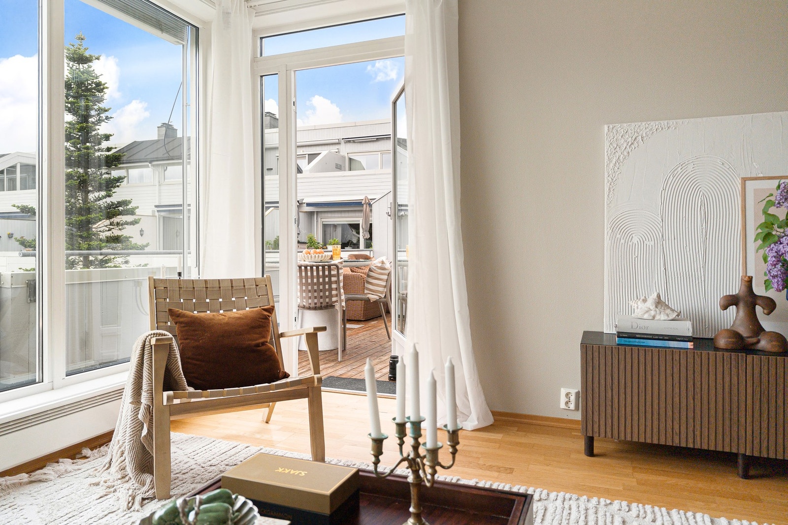 Det er montert utvendig solskjerming på vinduene på stua. Galleribilde