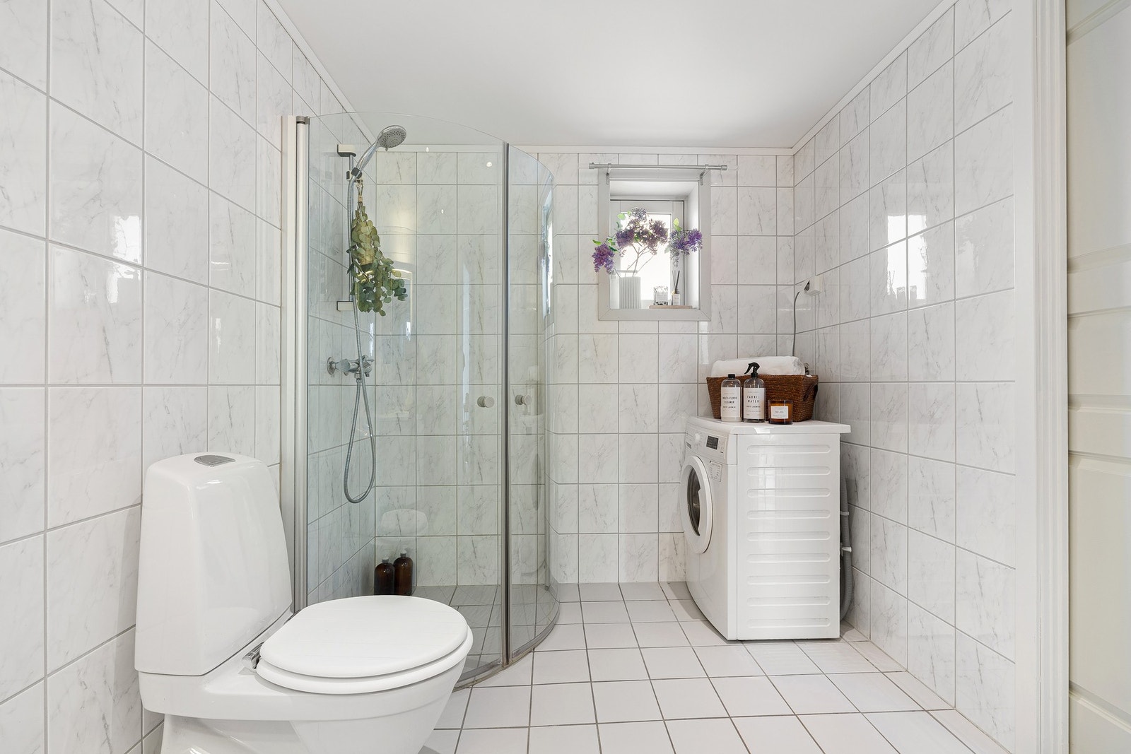 Det er god plass til vaskemaskin på badet. Galleribilde