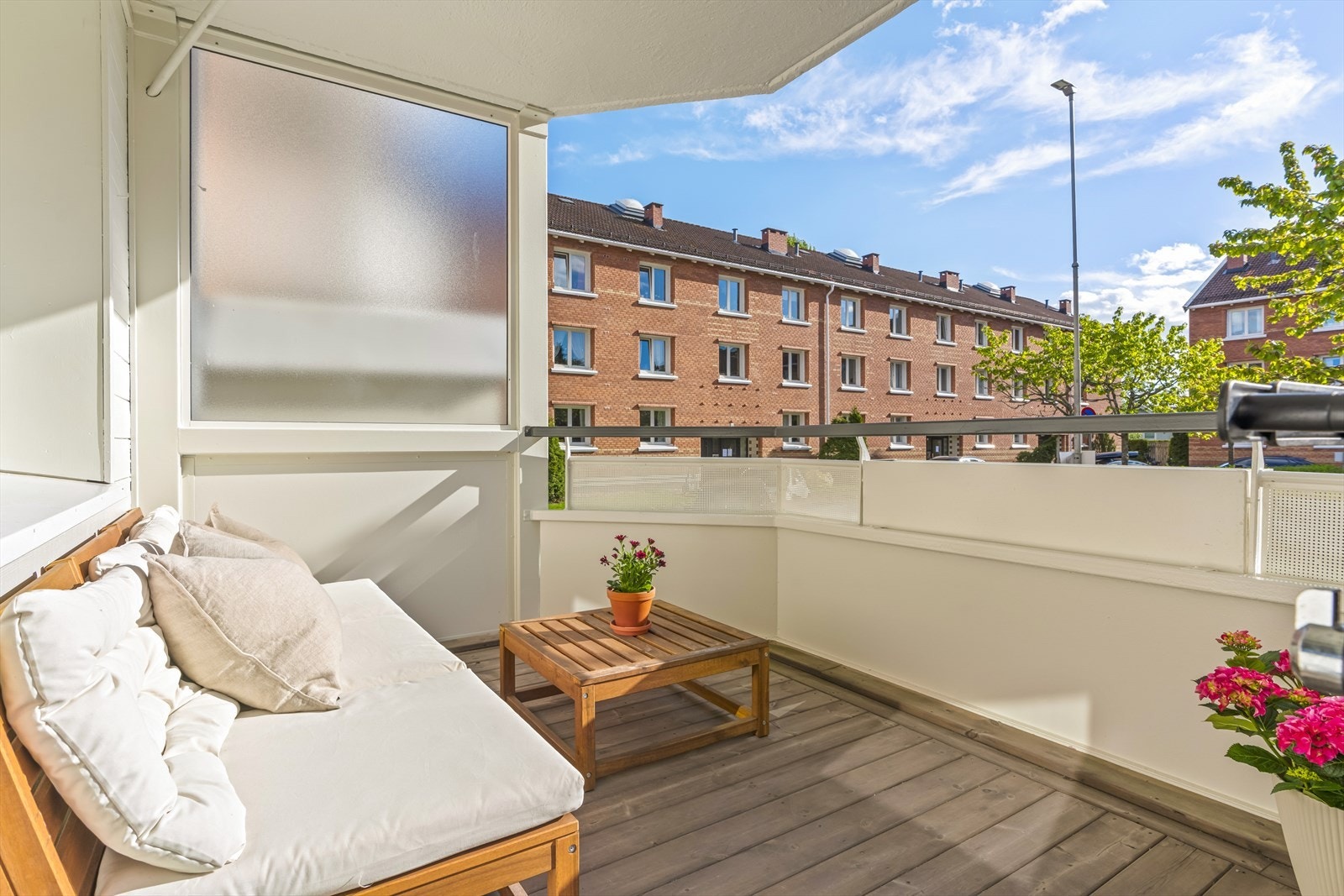 Balkongen er på cirka 7,5 m² og er bygget i en betong- og metallkonstruksjon. Galleribilde