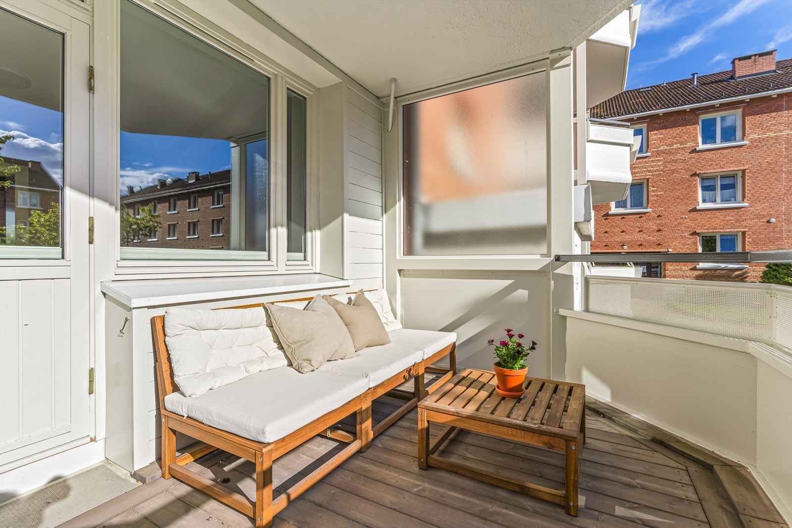 Vestvendt balkong med god plass til en sittegruppe. Galleribilde