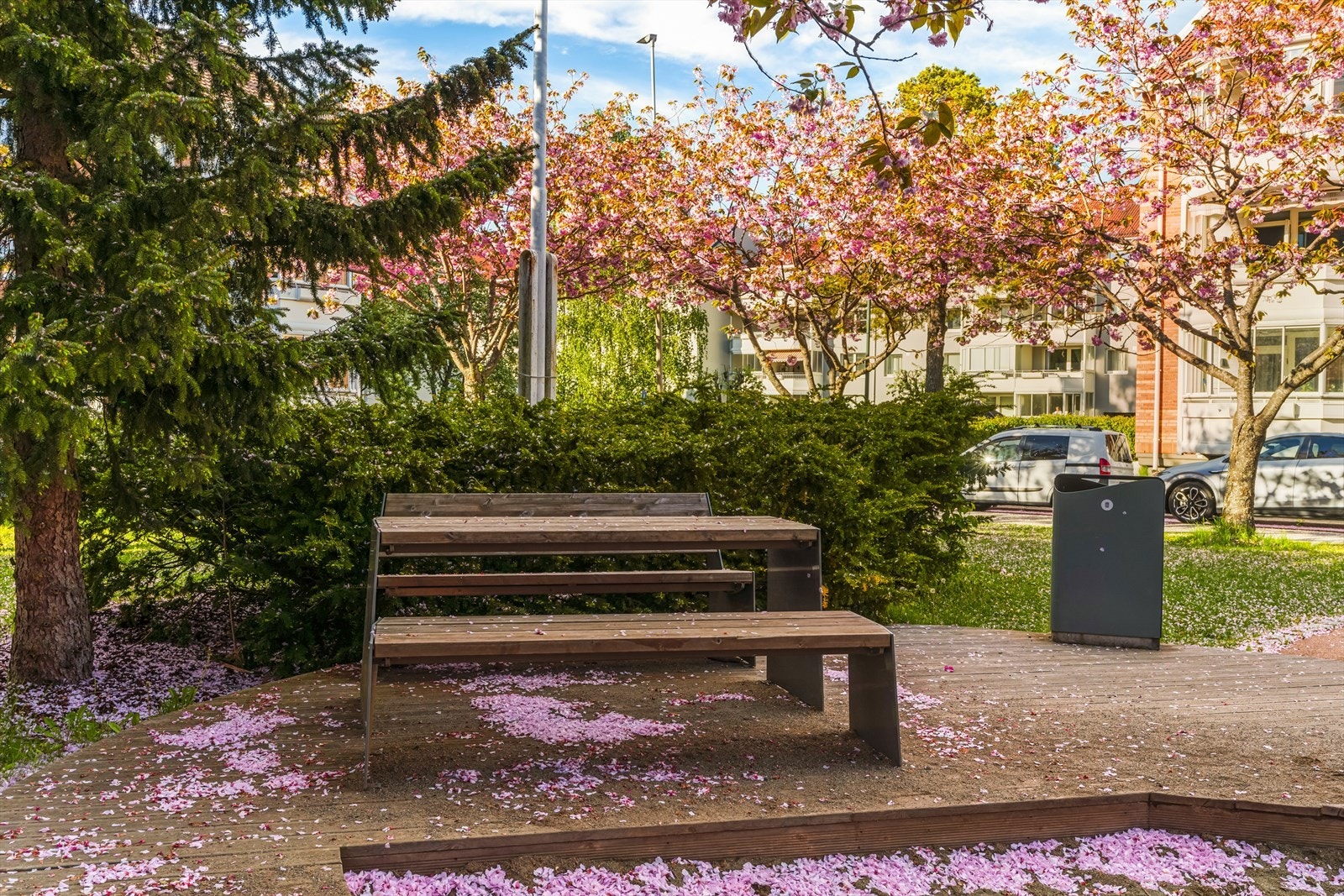 Knausen Borettslag har pent opparbeidede fellesområder med sittegrupper. Galleribilde