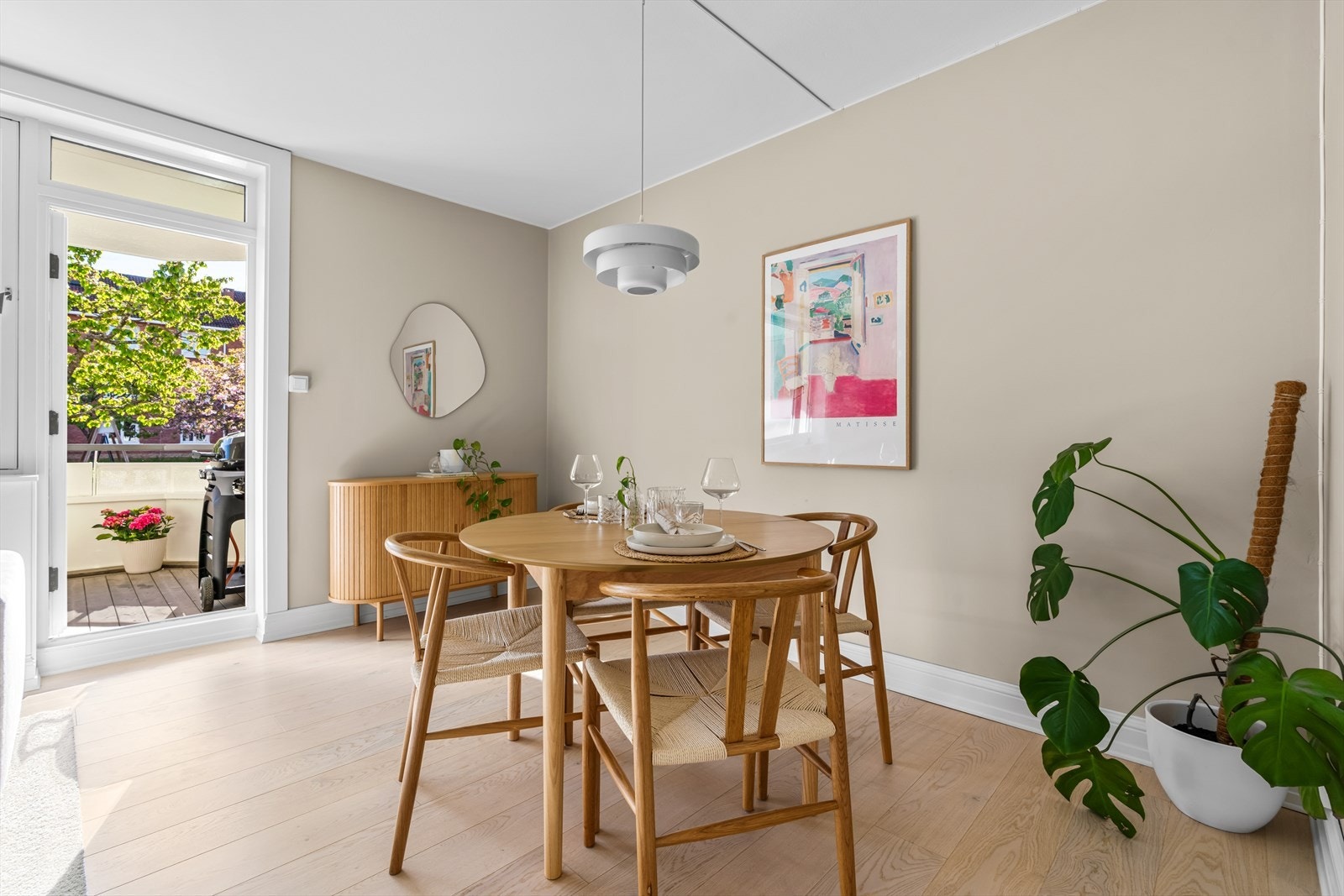 Store vindusflater gir rikelig med dagslys inn i stuen. Galleribilde