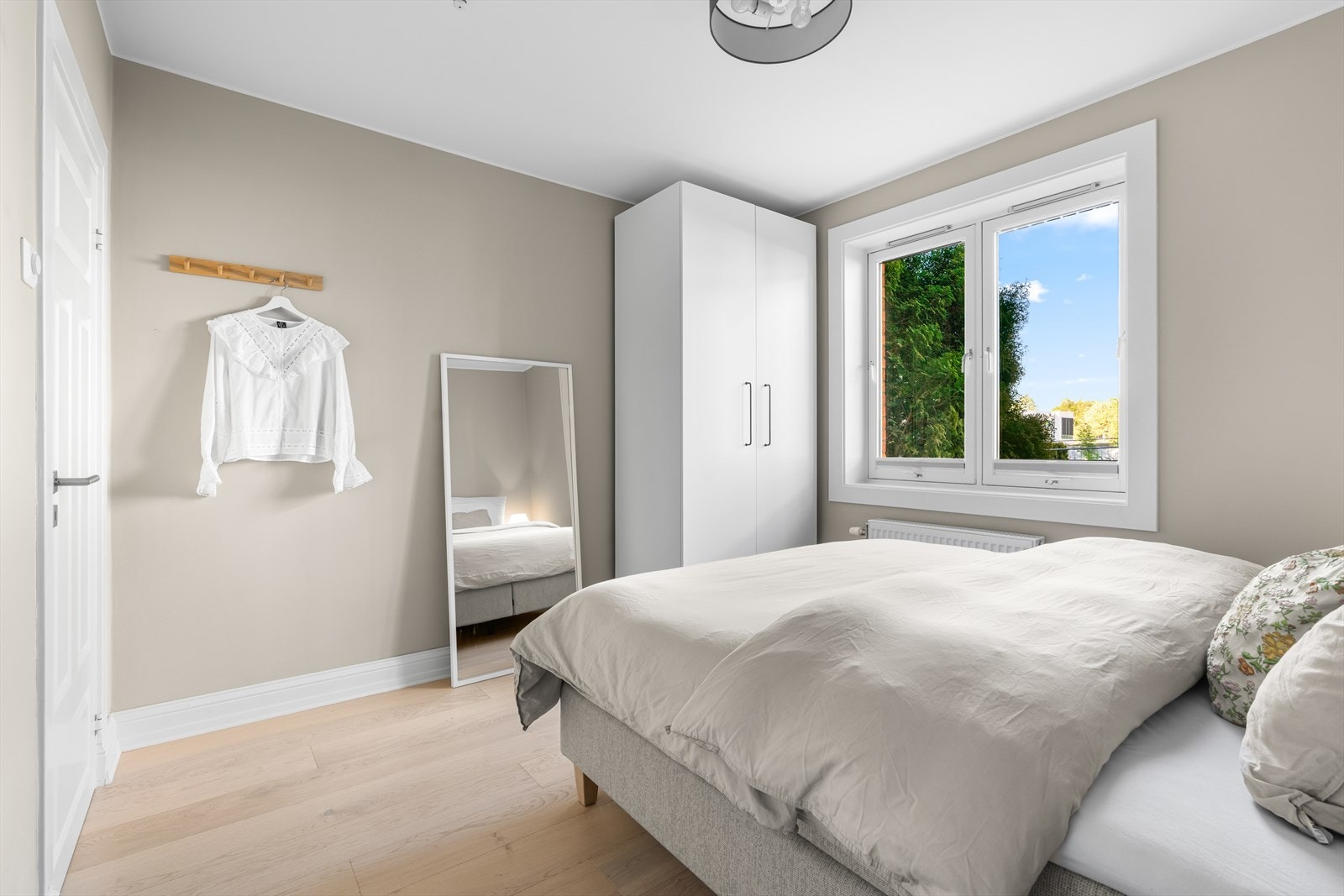 Dette er det eneste rommet uten gulvvarme, og det varmes opp med radiator. Galleribilde