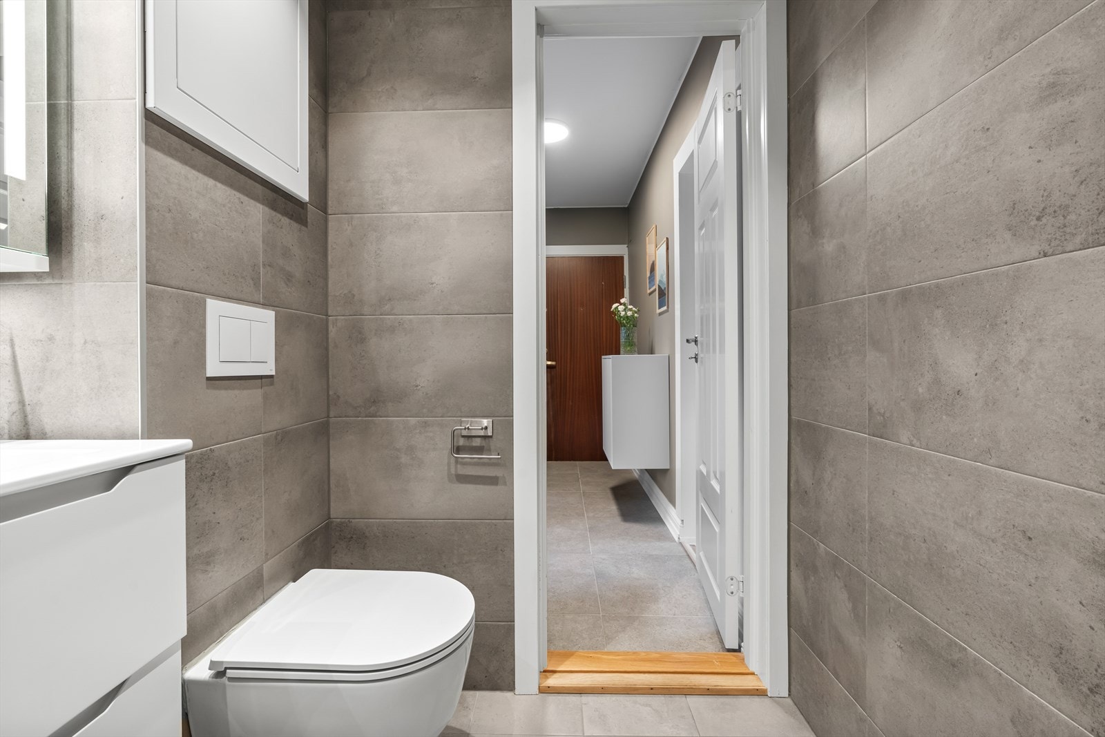 Badet har servantinnredning med skuffer og et overskap med speilfronter og belysning. Galleribilde