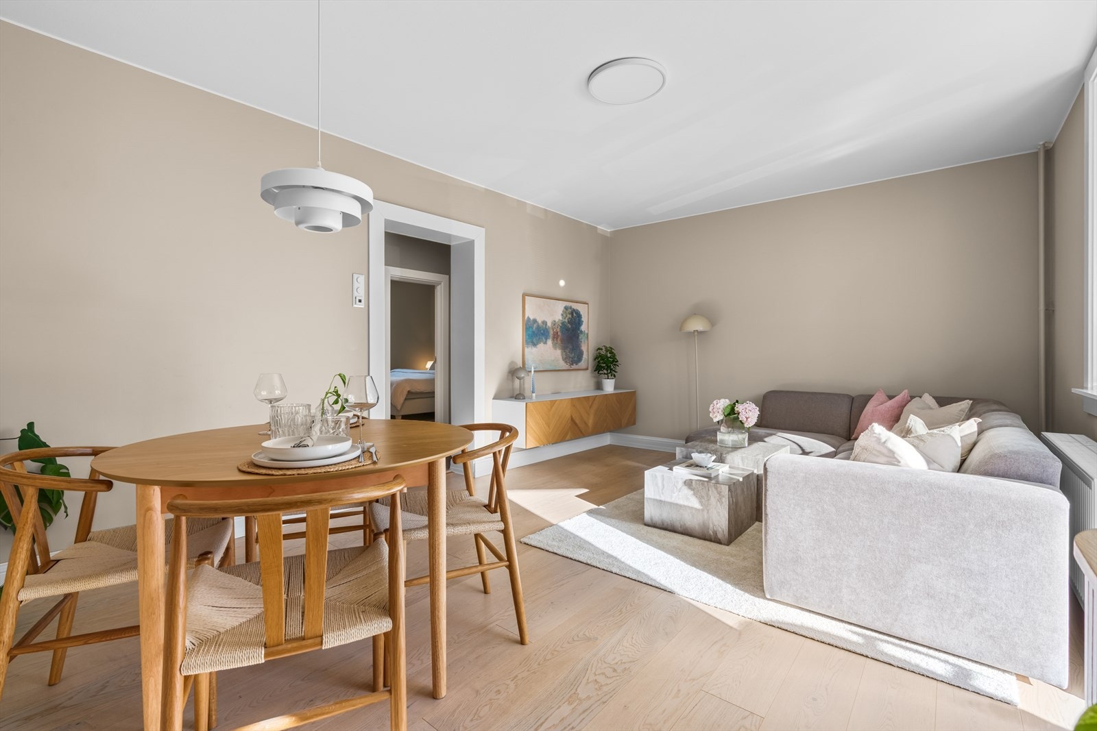 Stuen har god plass til både sofagruppe og spisebord. Galleribilde