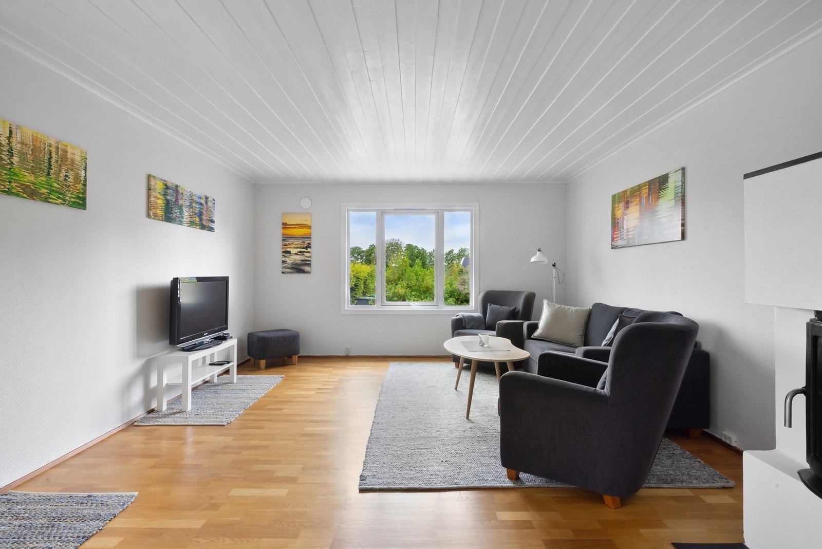 Det er gode møbleringsmuligheter for både sofagruppe, TV-møblement og øvrig innredning Galleribilde