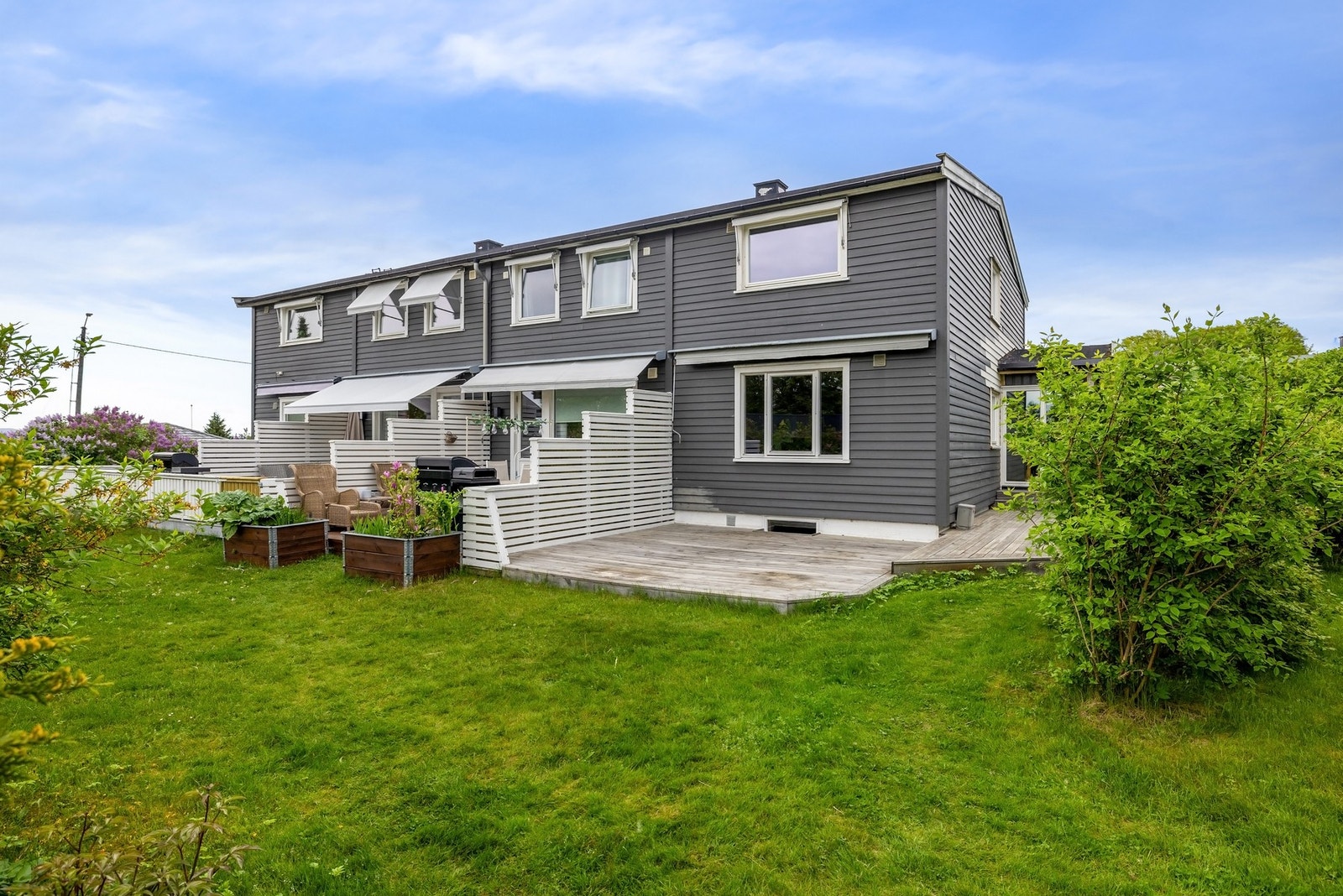 Fra stuen er det utgang til en vestvendt terrasse på ca. 32 kvm Galleribilde
