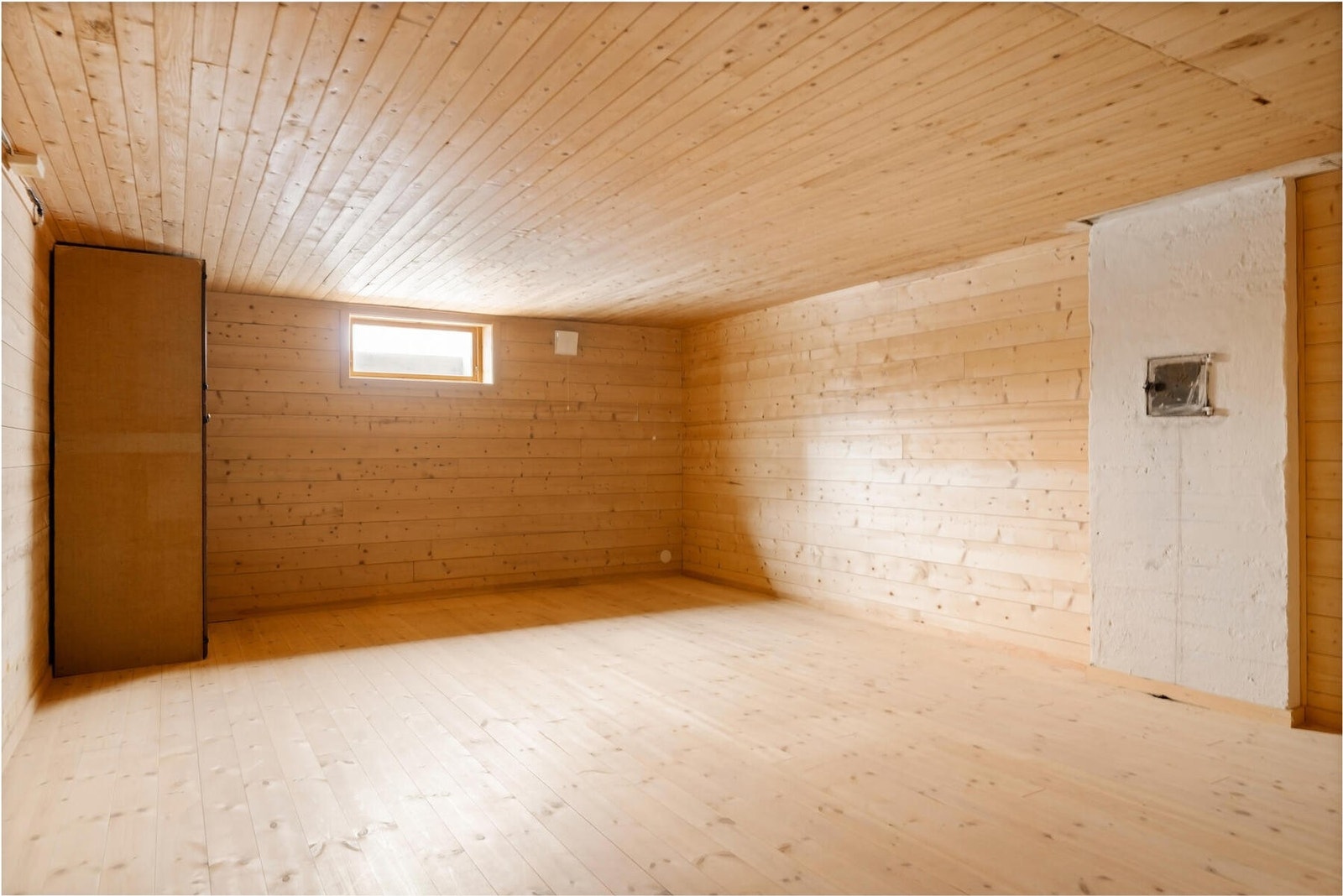 Hyggelig kjellerstue. Det er usikkert om kjelleren er bruksendret fra tilleggsdel til hoveddel i kommunen. Galleribilde