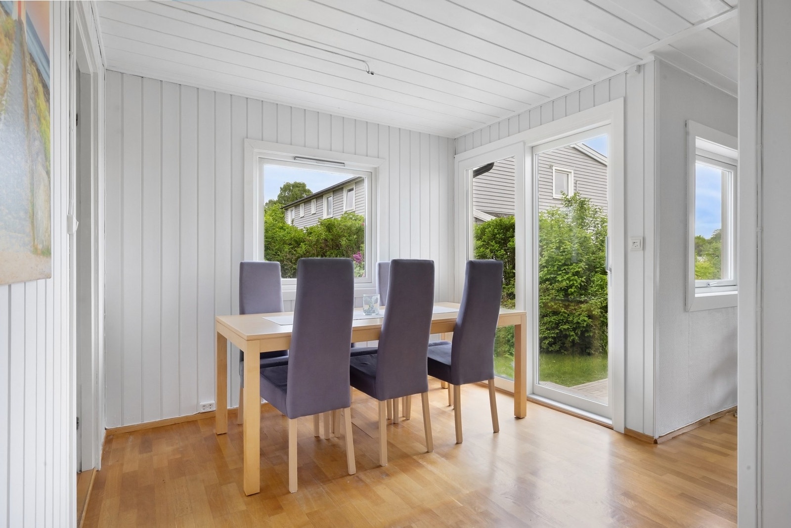 Fra spiseplassen er det utgang til terrassen Galleribilde