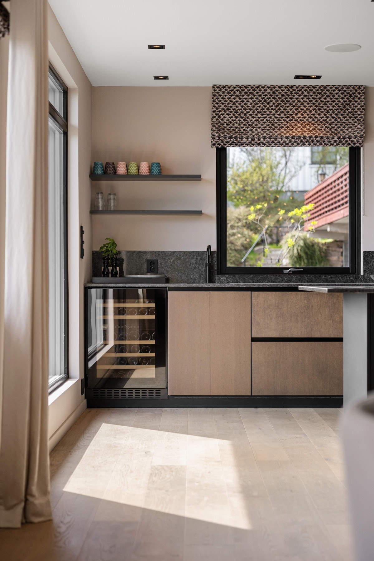 Kjøkkenet er utstyrt med eksklusive hvitevarer som b.la. Temptech vinskap med plass til ca. 46 flasker og Quooker Cube med varmt, kaldt og kullsyreholdig vann. Galleribilde