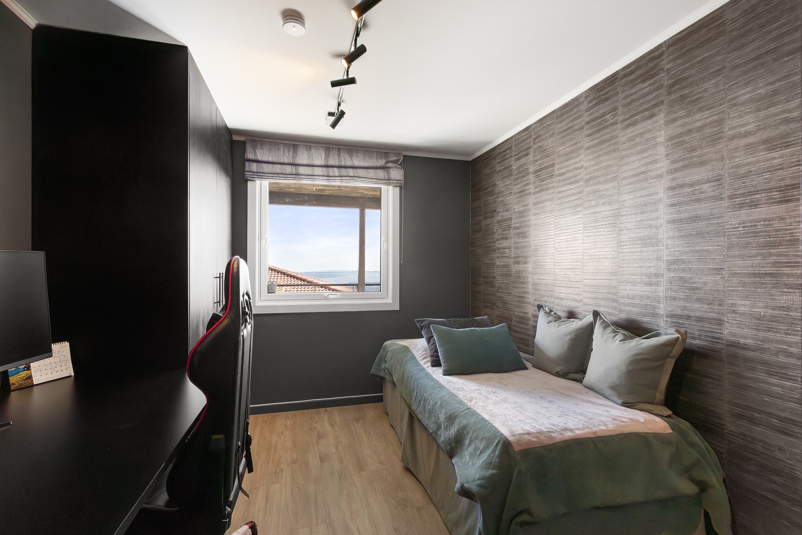 Lunt og innbydende soverom med plass til seng og oppbevaring. Galleribilde