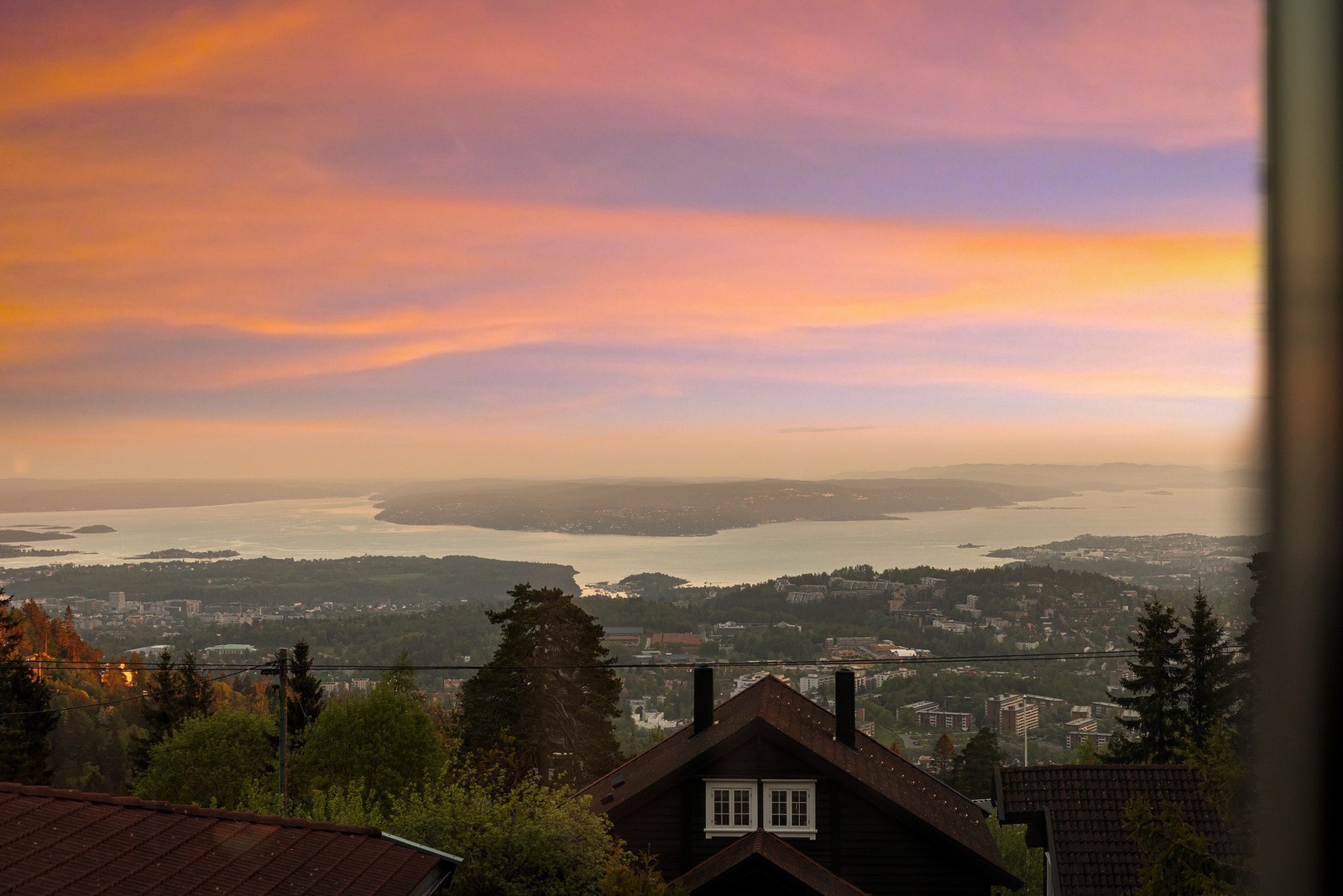 Nydelig utsikt fra morgen til kveld med vidstrakt utsikt over Oslofjorden. Galleribilde