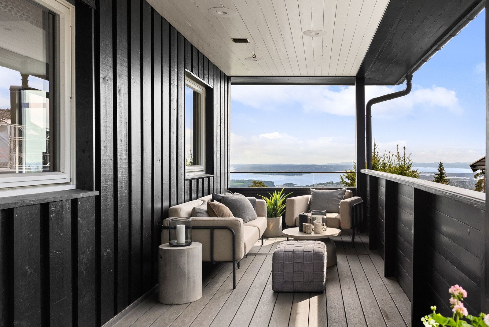 Fra stuen er det utgang til vestvendt terrasse. Galleribilde