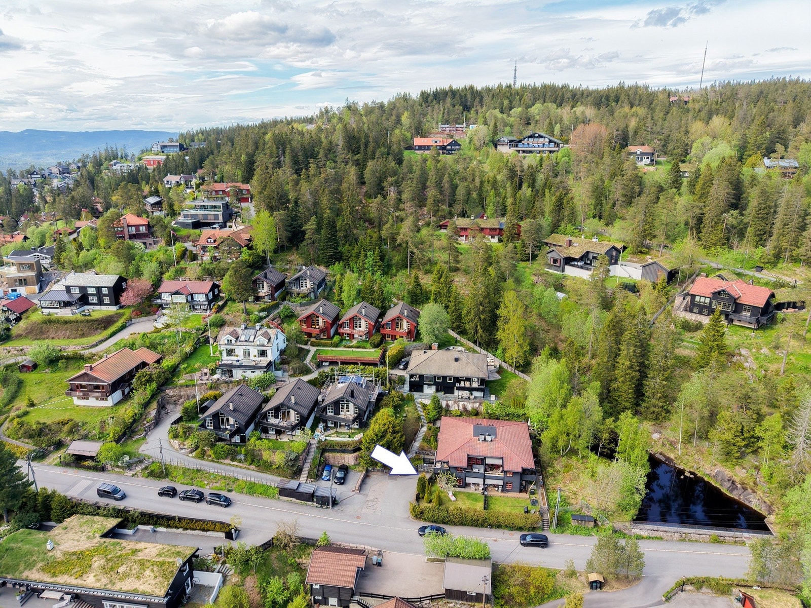 I tillegg disponeres tre plasser i felles, lukket og oppvarmet garasjeanlegg. Galleribilde