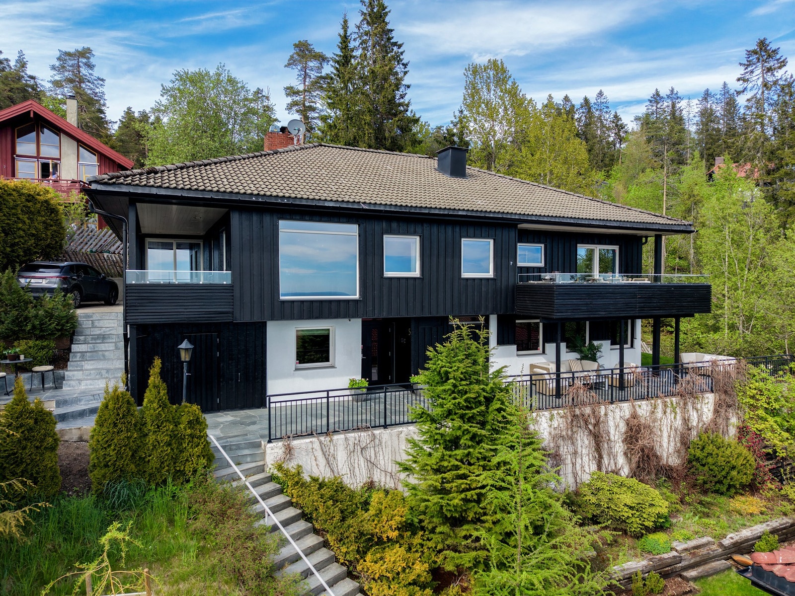 Det er tinglyst kjøreadkomst helt frem til biloppstillingsplassene ved huset, samt adkomst via skiferbelagt trapp med varmekabler. Galleribilde