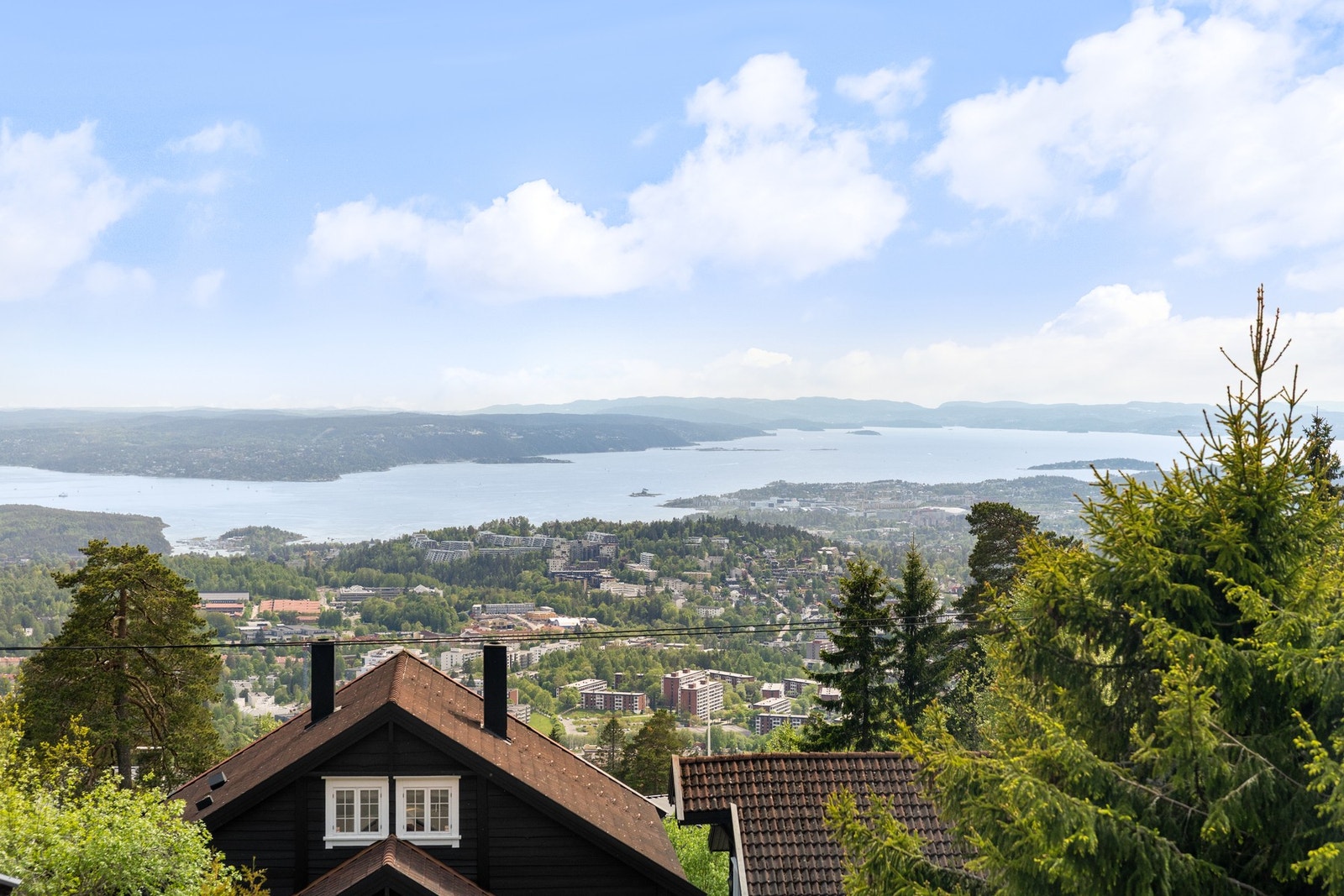 Høyt og fritt beliggende i rolige og naturskjønne omgivelser finner du denne gjennomførte boligen med fantastisk panoramautsikt over Oslofjorden, byen, Bærumsmarka og helt mot Holmenkollen. Galleribilde