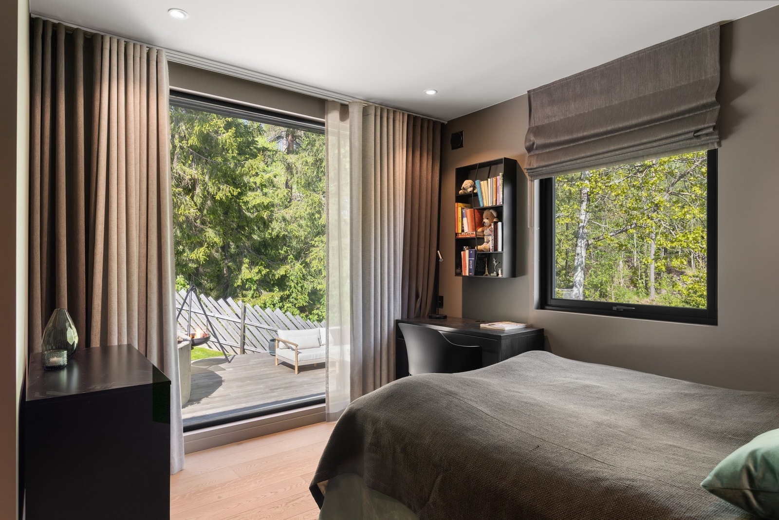 Soverommet har egen walk-in closet som gir svært gode oppbevaringsmuligheter. Galleribilde