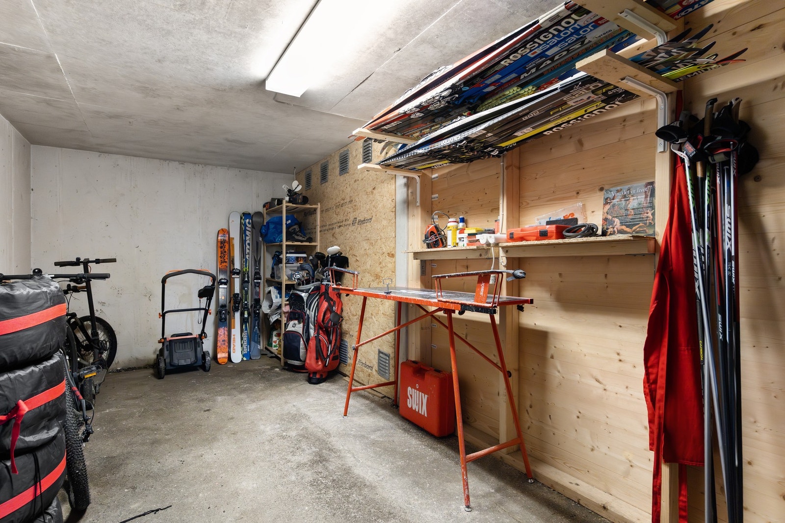 Én av garasjeplassene er i dag innredet som bod, men kan enkelt tilbakeføres til bilplass. Galleribilde