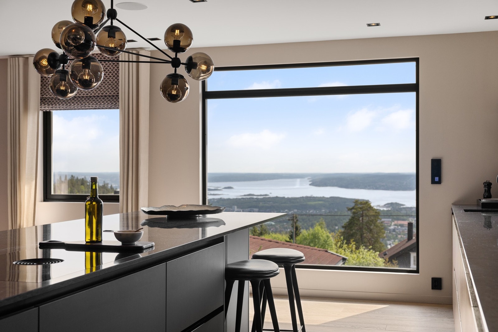 Store vindusflater slipper inn rikelig med lys og setter den spektakulære utsikten mot fjorden og omkringliggende landskap i sentrum. Galleribilde