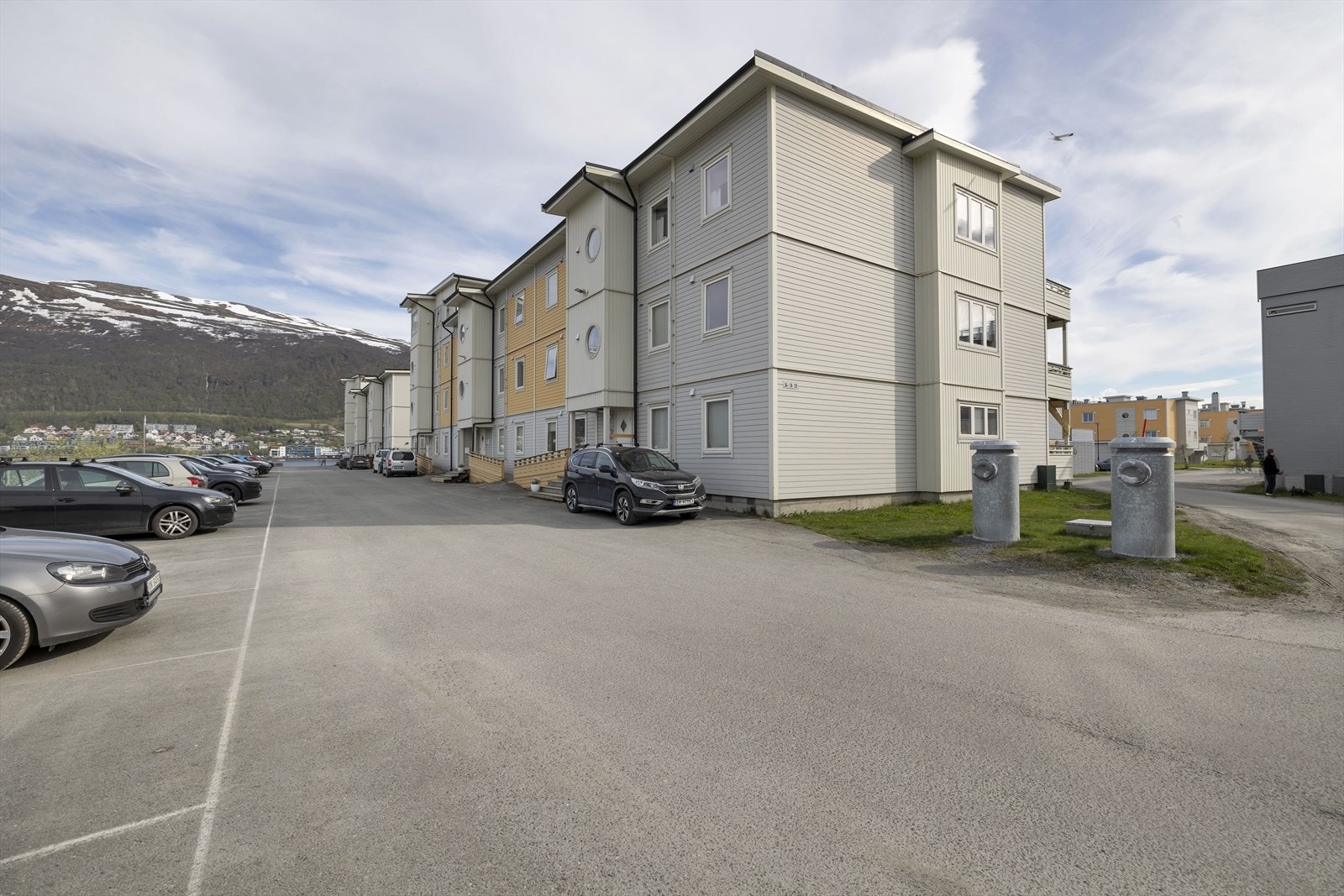 Med leiligheten medfølger en utendørs parkeringsplass. Galleribilde